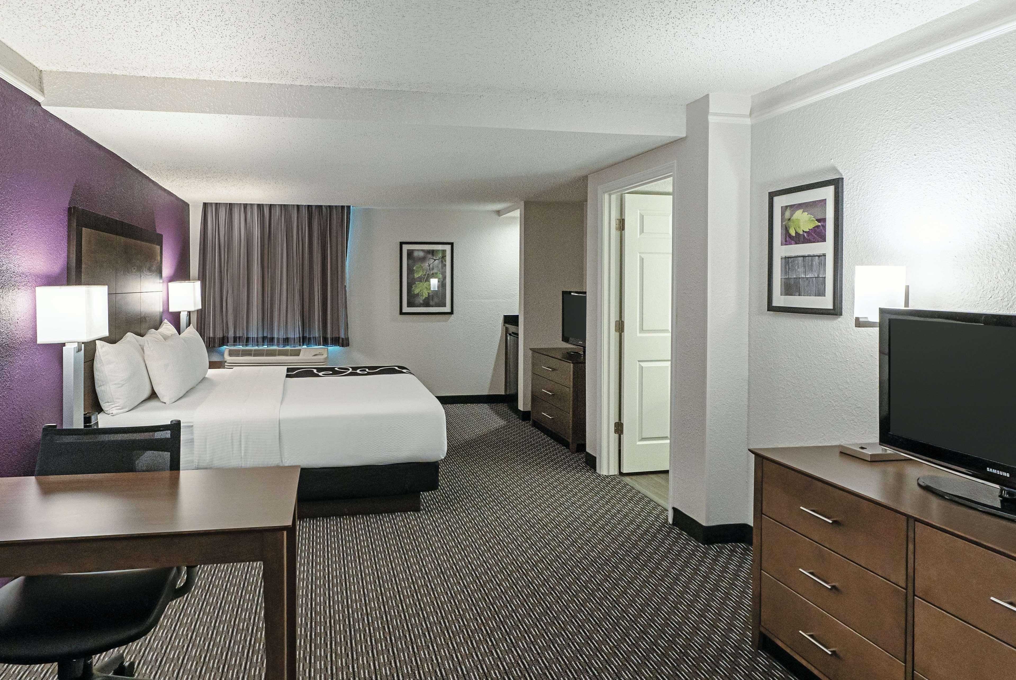 La Quinta By Wyndham Lubbock West Medical Center Hotel Exterior photo